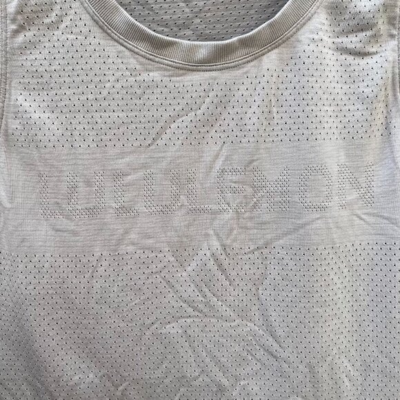 Lululemon Breeze By Muscle Logo Tank Top in Silver Lilac Gray Lavender, Size 8 - Picture 3 of 6